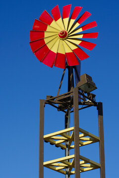 Eolienne aux pales jaune et rouge