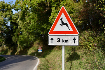 Obraz premium Deer Crossing Warning Road Sign on Rural Road