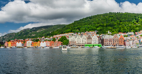 Obraz premium Panoramic view of the old harbor Bryggen in Bergen