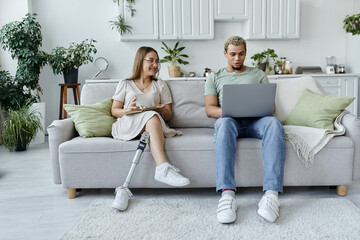 Obraz premium Friends enjoying time together in a cozy apartment with modern decor