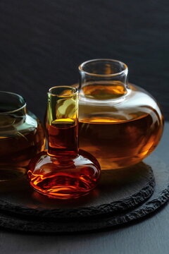 Natura morta : primo piano di ampolle di vetro con liquido colorato