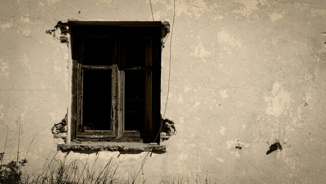 Ventana de un edificio abandonado en ruinas, fotos retro en blanco y negro color sepia.