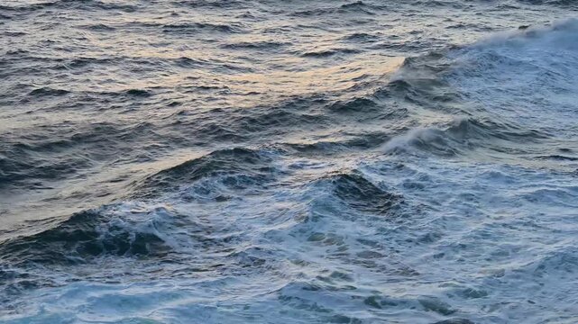 Wellen auf offenem Meer, tiefblaues Wasser mit Fokus auf die Textur der Wasseroberfl&auml;che., Nordsee, Norwegen