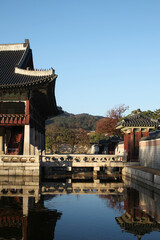 Obraz premium Gyeonghoeru Pavilion Reflection in Gyeongbokgung Palace - Traditional Korean Architecture in Seoul
