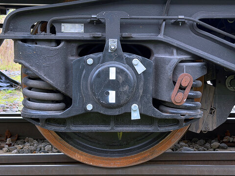 ruota e ammortizzatori di un vagone di treno