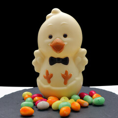 un poussin au milieu de petits oeufs à la liqueur © helenedevun