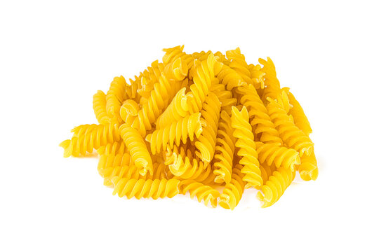 p&acirc;tes fusilli en vrac sur fond blanc