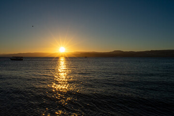 Obraz premium Beautiful sunset over Red Sea, view over Aqaba Gulf from Jordan, Israel and mountains on a Background. 