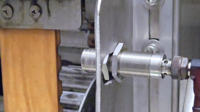 Industrial Cheese Factory: Automated Lift System with Proximity Sensors