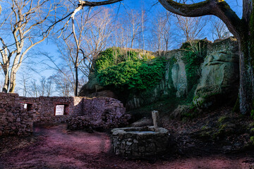 Ruiny zamku Bolczów kamienna studnia RUDOWSKI PARK KRAJOBRAZOWY,SPOKÓJ,CISZA
