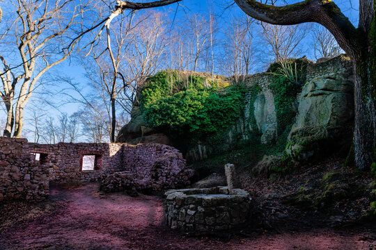 Ruiny zamku Bolcz&oacute;w kamienna studnia RUDOWSKI PARK KRAJOBRAZOWY,SPOK&Oacute;J,CISZA