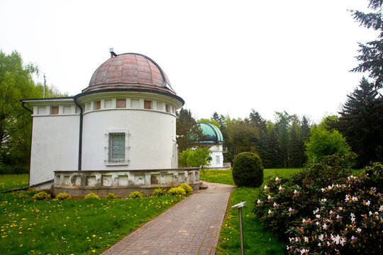 Obserwatorium,  ośrodek astronomiczny wśr&oacute;d wspaniałych ogrod&oacute;w, Piwnice niedaleko Torunia, Polska, Observatory, an astronomical center set in magnificent gardens, Piwnice near Toruń, Poland