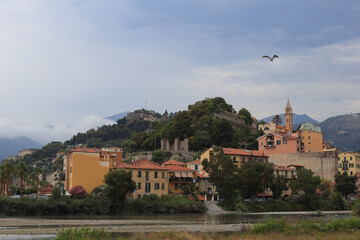 Fototapeta premium Village Italien au milieu des montagnes