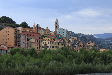 Fototapeta premium Village Italien au milieu des montagnes