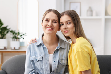 Obraz premium Mother and her teenage daughter on sofa at home