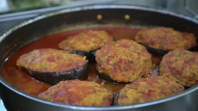 pentola con melanzane ripiene pugliesi