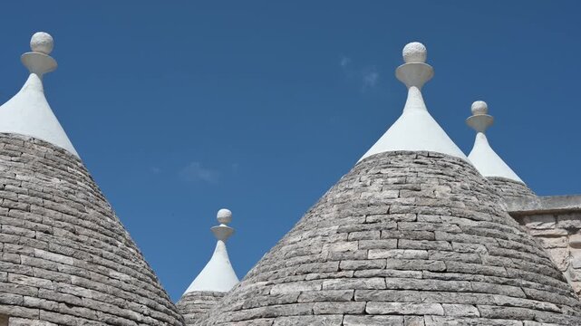 i coni dei trulli di alberobello in puglia