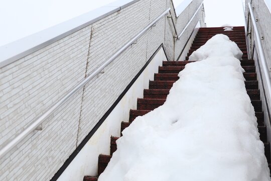 雪に埋もれた屋外階段と冬の風景
