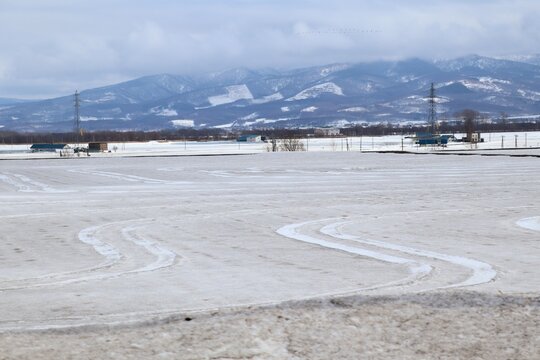 雪解けが進む畑と春の訪れの風景