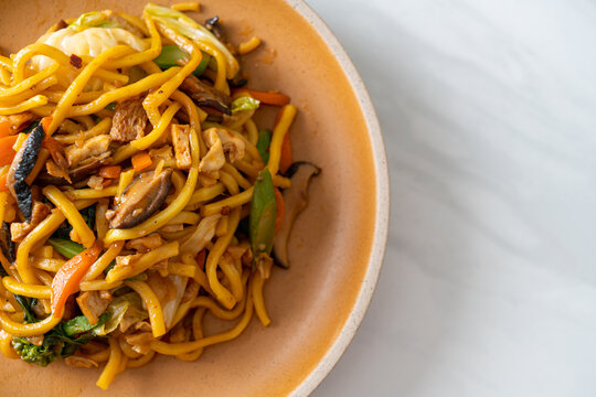 stir-fried yakisoba noodles with vegetable in vegan style