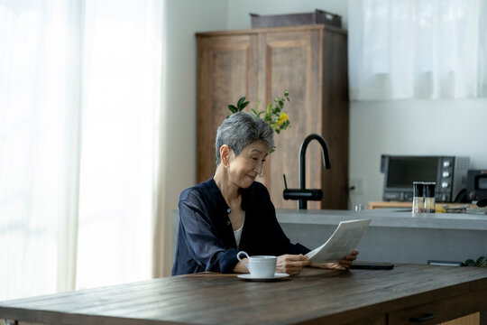 コンタクトシートを見る日本人シニア女性