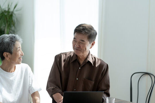 おしゃべりする日本人シニア夫婦