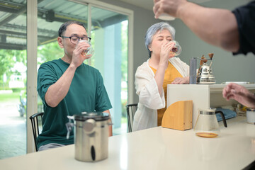 Obraz premium Senior man preparing drip coffee for friends at home