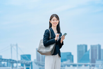 ビジネス　女性　青空
