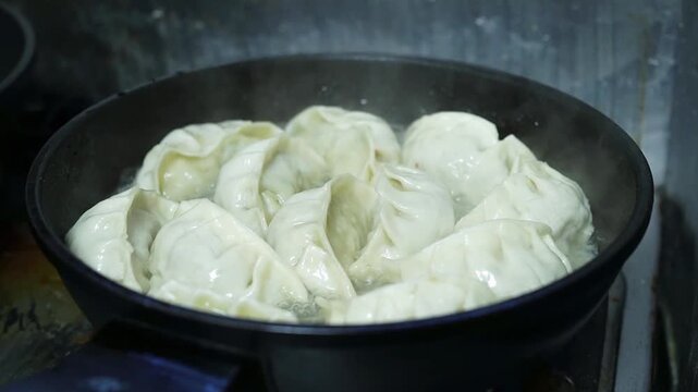 焼き餃子 蓋を開ける瞬間にあがる蒸気  シズル感 Gyoza dumplings steam