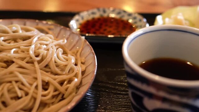 伝統的な日本食 ざる蕎麦と厚切り鯖寿司のクローズアップ　スローモーション