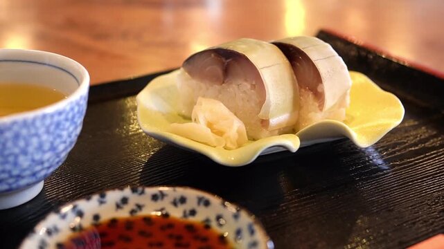 和食ランチの鯖寿司 艶やかな身の質感と醤油皿