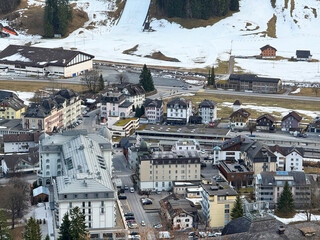 Fototapeta premium A fairytale winter atmosphere and a magnificent panorama on the mountine Swiss tourist resort of Engelberg, Switzerland - Eine märchenhafte Winteratmosphäre im Schweizer Bergkurort Engelberg, Schweiz