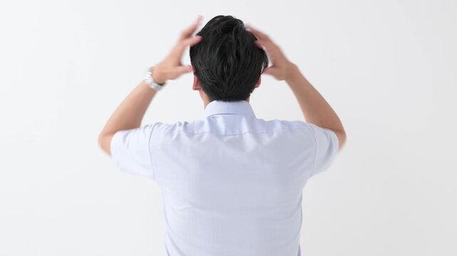 悩む男性