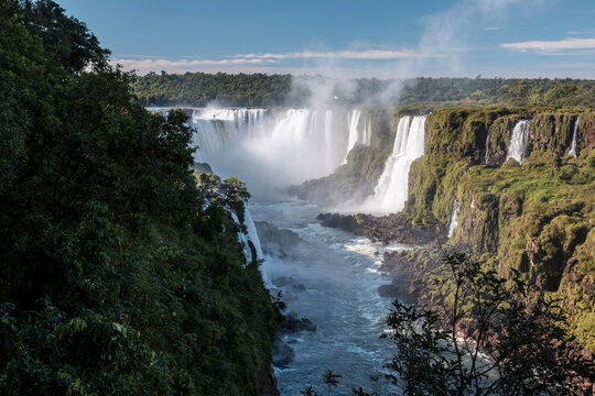 Beautiful view to waterfalls in Igua&ccedil;u, between Brazil and Argentina