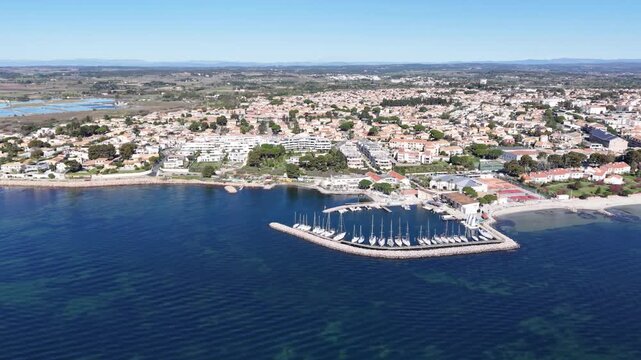 M&egrave;ze, la plage rive droite et le yacht club vu du ciel .