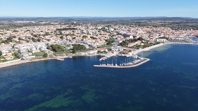 M&egrave;ze, la plage rive droite et le yacht club vu du ciel .