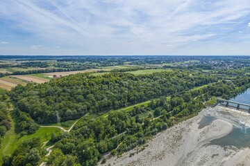 Obraz premium Die nördlichen Gebiete Augsburgs aus der Vogelperspektive, Blick auf den renaturierten Müllberg in der Firnhaberau