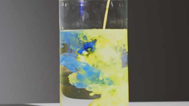 farbe fl&uuml;ssig welle schweben blau gelb
