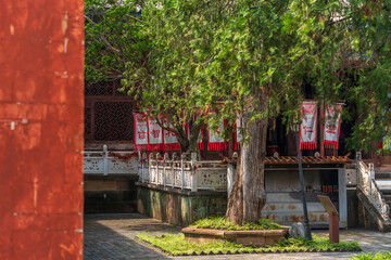 Obraz premium Ancient Temple Courtyard in Weishan, Yunnan Province, China