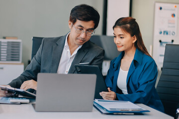 Obraz premium Professionals listening to a discussion in an office