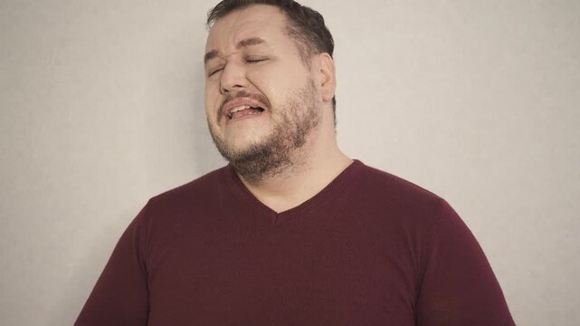 A man swears and argues with his interlocutor