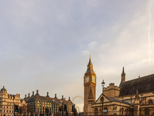 Obraz premium London cityscape featuring Big Ben, Houses of Parliament and the London Eye at golden hour, portraying travel and architecture