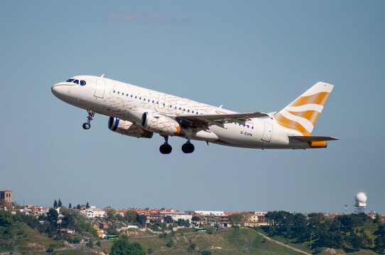 Avi&oacute;n de l&iacute;nea Airbus A319 de la aerol&iacute;nea British Airways con decoraci&oacute;n especial despegando en el aeropuerto de Madrid Barajas con matr&iacute;cula G-EUPA.