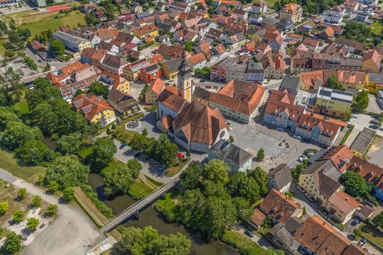 Sommerlicher Ausblick auf Nittenau im oberpf&auml;lzer Kreis Schwandorf aus der Vogelperspektive