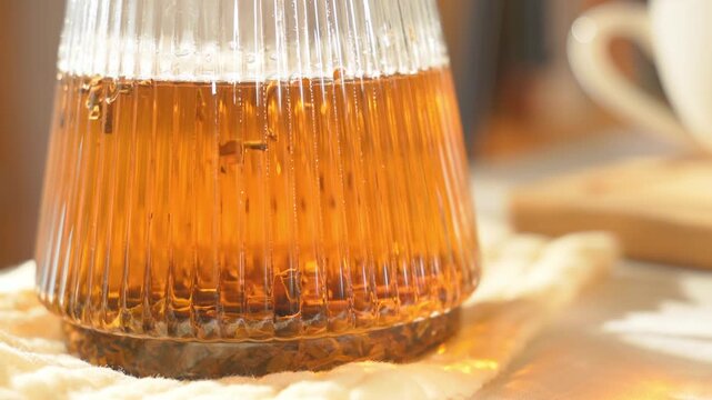 淹れたての香りを想起させる、ガラスポットの中で踊る茶葉のクローズアップ