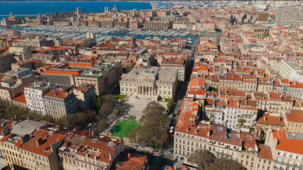 Obraz premium Vue de la ville de Marseille mettant en valeur son paysage urbain, son littoral méditerranéen et son ambiance typique du sud de la France.