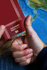 Pasaporte listo y visado renovado ok de ciudadano extranjero para viajar por el mundo con pulgar arriba 