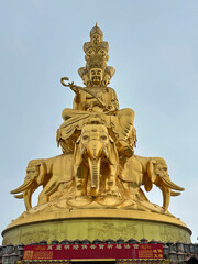 Obraz premium The Samantabhadra statue crowns Mount Emei’s summit, its serene multi-faced form symbolizing wisdom, compassion, and cosmic harmony.