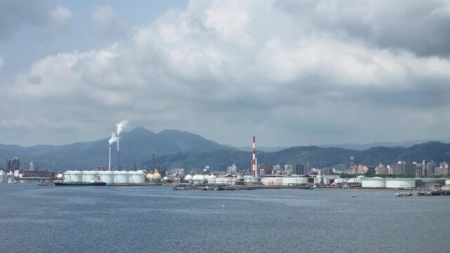 山口県周南市にある周南コンビナートを撮影しました。
瀬戸内海沿いに広がる、日本有数の石油・化学工場群が生む壮大な産業景観。