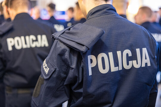 Grupa policjant&oacute;w w mundurach widok z tyłu